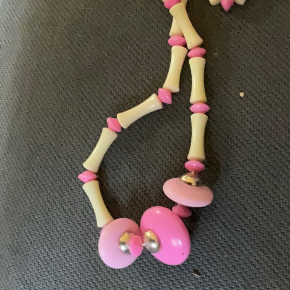 “MCM PINK BEADED VINTAGE NECKLACE” Costume Jewelry. - Picture 11 of 13